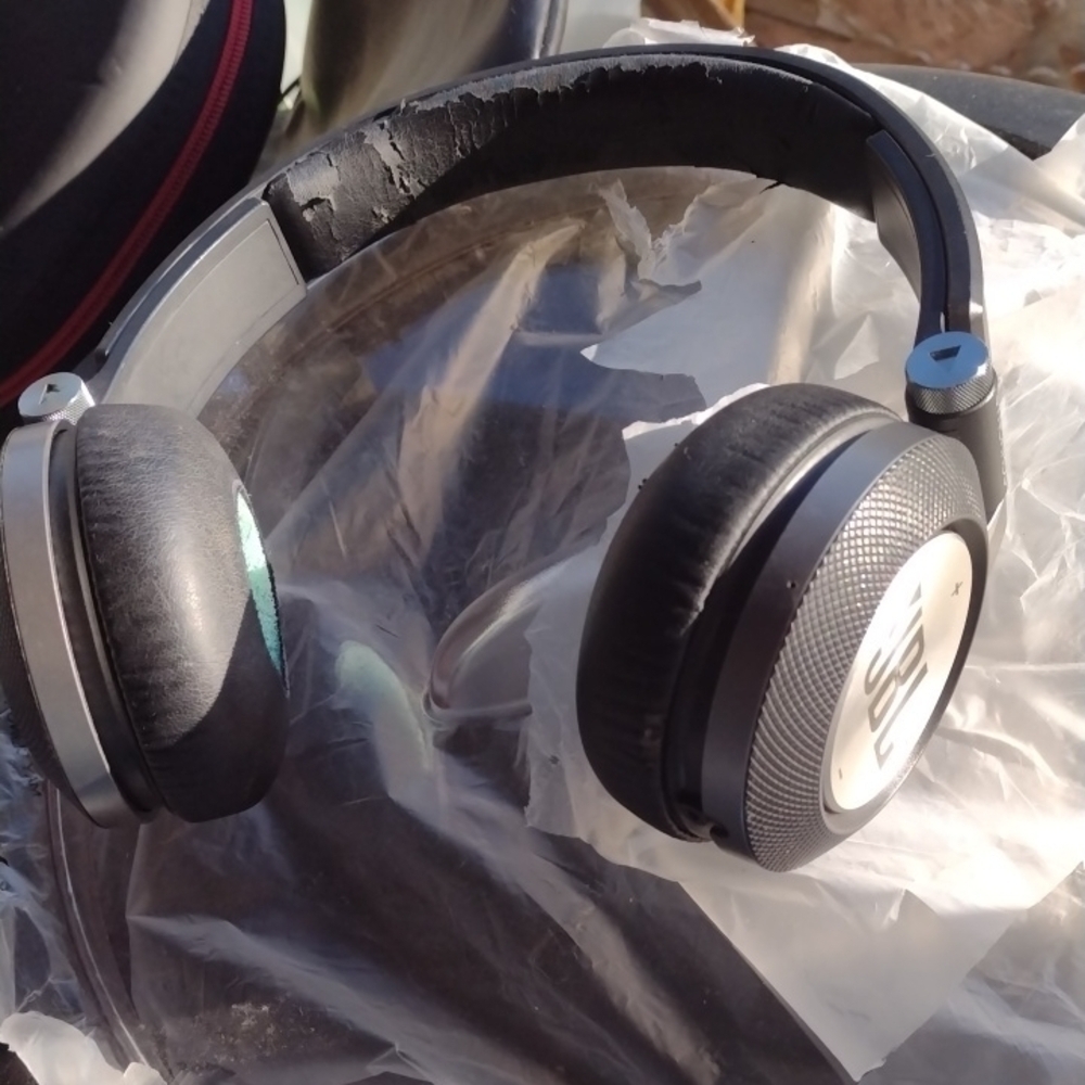 JBL Black Wireless Headphones